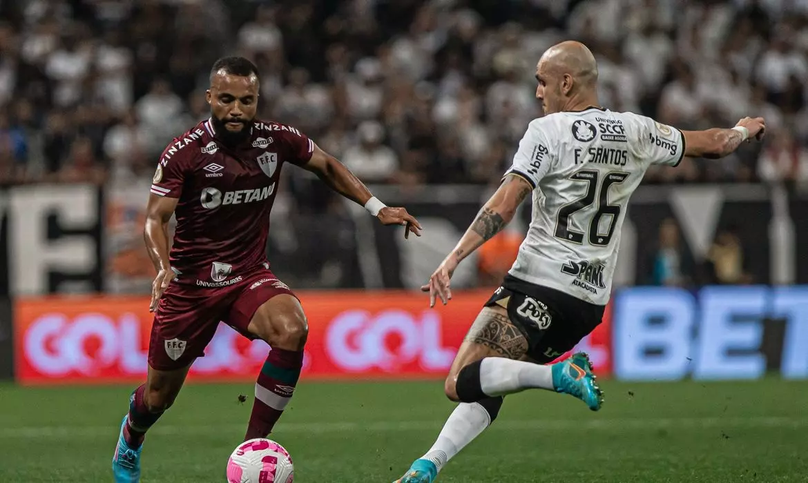 Fluminense enfrenta Corinthians tentando retomar o caminho das vitórias